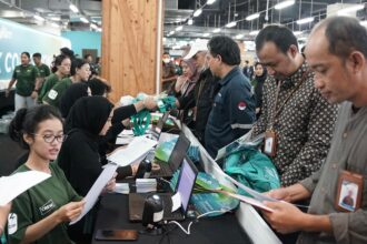 Suasana pengambilan race pack oleh peserta PLN Electric Run 2024 di Grand Indonesia, Jakarta pada Jumat (4/10/2024). Pengambilan race pack dapat dilakukan pada Hari Jumat-Sabtu tanggal 4-5 Oktober 2024 mulai pukul 07.30 - 20.00 WIB. Foto: Dok PLN