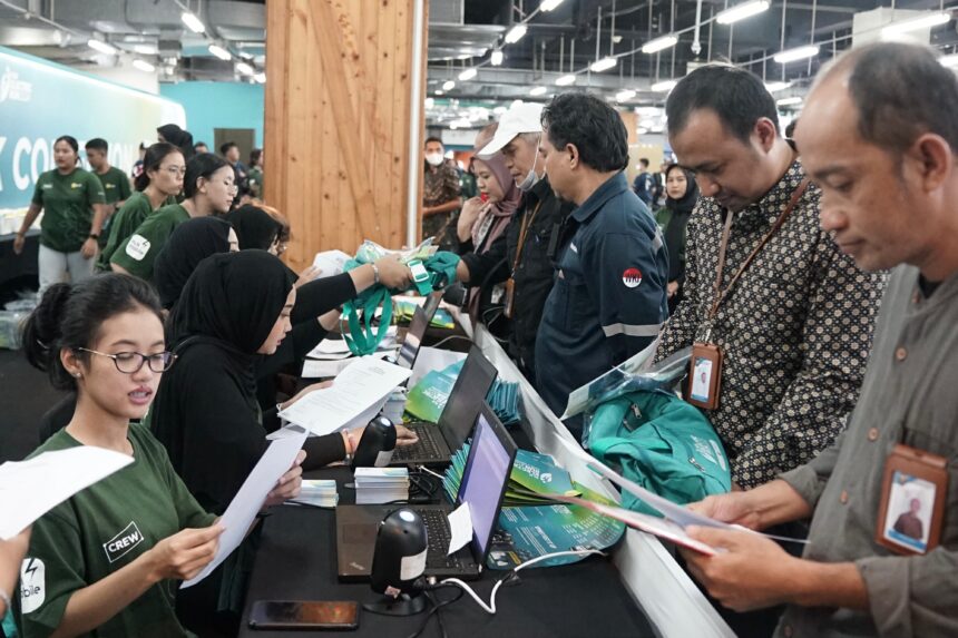 Suasana pengambilan race pack oleh peserta PLN Electric Run 2024 di Grand Indonesia, Jakarta pada Jumat (4/10/2024). Pengambilan race pack dapat dilakukan pada Hari Jumat-Sabtu tanggal 4-5 Oktober 2024 mulai pukul 07.30 - 20.00 WIB. Foto: Dok PLN