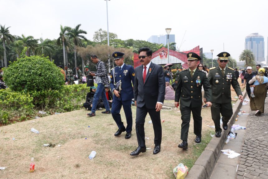 Menteri Koordinator Bidang Politik, Hukum dan Keamanan Marsekal TNI (Purn) Hadi Tjahjanto saat menghadiri upacara peringatan Hari Ulang Tahun (HUT) ke-79 Tentara Nasional Indonesia (TNI) di Lapangan Silang Monas, Jakarta, Sabtu (5/10/2024). Foto: Humas Kemenko Polhukam