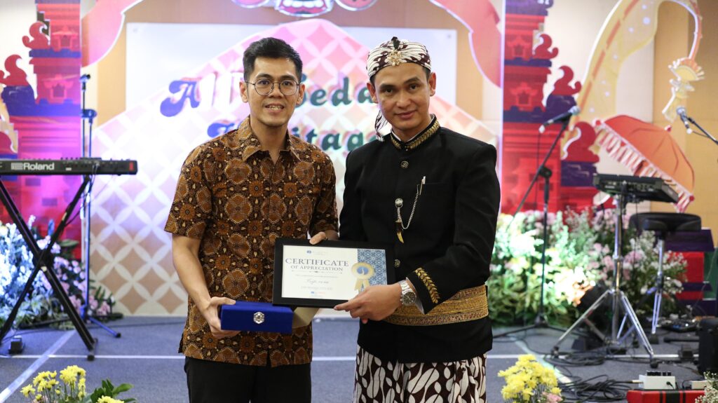 General Manager All Sedayu Hotel Kelapa Gading, Anis Fachmi memberikan apresiasi kepada perusahaan mitra. (dok. All Sedayu Hotel)