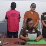 Marthinus mengenakan rompi tahanan Kejaksaan Tinggi (Kejati) Papua Barat. Foto: Seksi Penkum Kejati Papua Barat