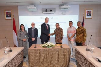 Ditandatangani di Jakarta, Nota Kesepahaman (MoU) antara UKEF dan Indonesia Eximbank menyampaikan intensi untuk berkolaborasi dalam proyek-proyek baru di seluruh dunia, terutama di Afrika dan Indo-Pasifik. Foto: Indonesia Eximbank