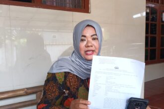 Korban peluru nyasar Yetty saat melaporkan kasus ke Sentra Pelayanan Kepolisian Terpadu (SPKT) Polres Metro Jakarta Timur, dan melakukan visum di Rumah Sakit Polri Kramat Jati, pada Kamis (19/9/2024). Foto: Ist