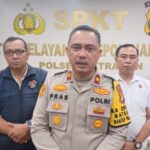 Kapolsek Matraman, Kompol Suprasetyo (tengah) didampingi Kanit Reskrim Polsek Matraman, AKP Mochamad Zen (kanan) dan anggotanya saat memberikan keterangan kasus Ketua RW 01, Utan Kayu Selatan, menjadi korban penganiayaan oleh warganya sendiri di Mapolsek, Rabu (9/10/2024). Foto: Joesvicar Iqbal/ipol.id