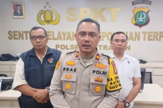 Kapolsek Matraman, Kompol Suprasetyo (tengah) didampingi Kanit Reskrim Polsek Matraman, AKP Mochamad Zen (kanan) dan anggotanya saat memberikan keterangan kasus Ketua RW 01, Utan Kayu Selatan, menjadi korban penganiayaan oleh warganya sendiri di Mapolsek, Rabu (9/10/2024). Foto: Joesvicar Iqbal/ipol.id