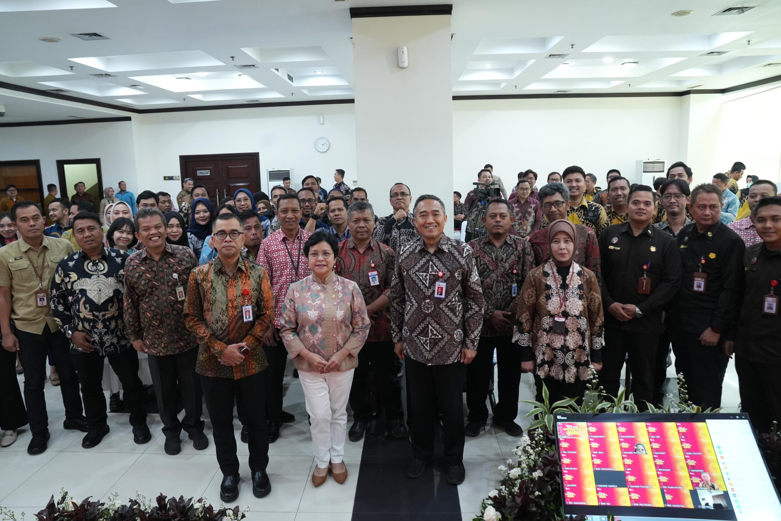 Ketua Dewan Audit OJK Sophia Wattimena dalam sambutannya pada Kegiatan Diseminasi Penguatan Integritas dengan tema "Integritas Gasss" yang dilaksanakan secara hybrid dan diikuti oleh lebih dari 800 tenaga harian outsourcing (THOS) di seluruh kantor OJK termasuk di kantor daerah.