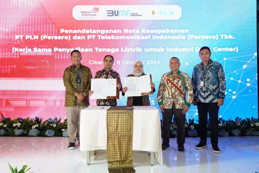 (Kiri ke Kanan) Direktur Wholesale and International Service Telkom Bogi Witjaksono, Direktur Group Business Development Telkom Honesti Basyir, Direktur Retail dan Niaga PLN Edi Srimulyanti, EVP Penjualan dan Pelayanan Pelanggan Enterprise PLN Nayusrizal, dan CEO NeutraDC Andreuw Th.A.F pada acara penandatanganan nota kesepahaman antara PT Telkom Indonesia (Persero) dan PT PLN (Persero) untuk Kerja Sama Penyediaan Tenaga Listrik untuk Industri Data Center yang berlangsung pada Selasa, (8/10/2024). Foto: Telkom Indonesia