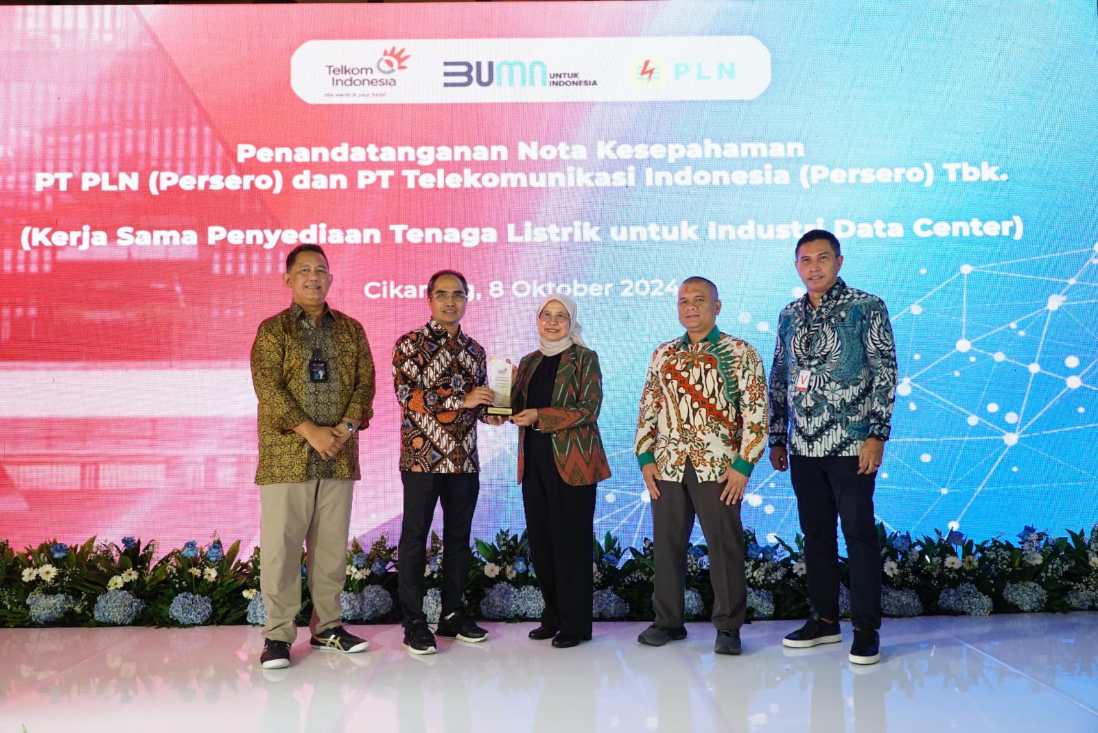 (Kiri ke Kanan) Direktur Wholesale and International Service Telkom Bogi Witjaksono, Direktur Group Business Development Telkom Honesti Basyir, Direktur Retail dan Niaga PLN Edi Srimulyanti, EVP Penjualan dan Pelayanan Pelanggan Enterprise PLN Nayusrizal, dan CEO NeutraDC Andreuw Th.A.F pada acara penandatanganan nota kesepahaman antara PT Telkom Indonesia (Persero) dan PT PLN (Persero) untuk Kerja Sama Penyediaan Tenaga Listrik untuk Industri Data Center yang berlangsung pada Selasa, (8/10/2024). Foto: Telkom Indonesia