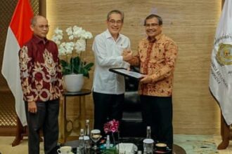 Wakil Ketua Badan Pemeriksa Keuangan (BPK) RI, Hendra Susanto menyerahkan hasil audit jumlah kerugian negara kasus dugaan korupsi pengelolaan tambang, izin pertambangan batubara PT Andalas Bara Sejahtera kepada Kepala Kejati Sumsel, Yulianto di Kantor BPK RI, Jakarta, Selasa (8/10/2024). Foto: Seksi Penkum Kejati Sumsel