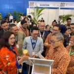 Kepala Divisi SME & Advisory Services LPEI, Maria Sidabutar (kiri) dan Menteri Perdagangan RI, Zulkifli Hasan (kanan) dalam pameran dagang berskala internasional, Trade Expo Indonesia (TEI) 2024 di ICE BSD, Tangerang, Banten, Rabu (9/10/2024). Foto: Dok LPEI