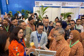 Kepala Divisi SME & Advisory Services LPEI, Maria Sidabutar (kiri) dan Menteri Perdagangan RI, Zulkifli Hasan (kanan) dalam pameran dagang berskala internasional, Trade Expo Indonesia (TEI) 2024 di ICE BSD, Tangerang, Banten, Rabu (9/10/2024). Foto: Dok LPEI