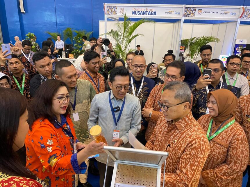 Kepala Divisi SME & Advisory Services LPEI, Maria Sidabutar (kiri) dan Menteri Perdagangan RI, Zulkifli Hasan (kanan) dalam pameran dagang berskala internasional, Trade Expo Indonesia (TEI) 2024 di ICE BSD, Tangerang, Banten, Rabu (9/10/2024). Foto: Dok LPEI