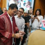 Menteri Pariwisata dan Ekonomi Kreatif/Kepala Badan Pariwisata dan Ekonomi Kreatif Sandiaga Uno dan CEO Nuon Aris Sudewo dalam acara Main Bareng (MaBar) permainan lokal yang berlangsung pada Senin (7/10/2024). Foto: Telkom Indonesia