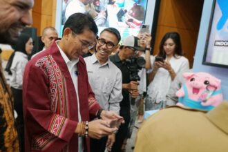 Menteri Pariwisata dan Ekonomi Kreatif/Kepala Badan Pariwisata dan Ekonomi Kreatif Sandiaga Uno dan CEO Nuon Aris Sudewo dalam acara Main Bareng (MaBar) permainan lokal yang berlangsung pada Senin (7/10/2024). Foto: Telkom Indonesia