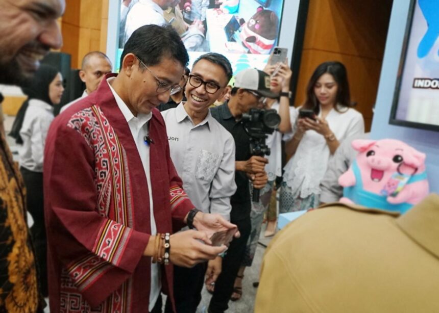 Menteri Pariwisata dan Ekonomi Kreatif/Kepala Badan Pariwisata dan Ekonomi Kreatif Sandiaga Uno dan CEO Nuon Aris Sudewo dalam acara Main Bareng (MaBar) permainan lokal yang berlangsung pada Senin (7/10/2024). Foto: Telkom Indonesia