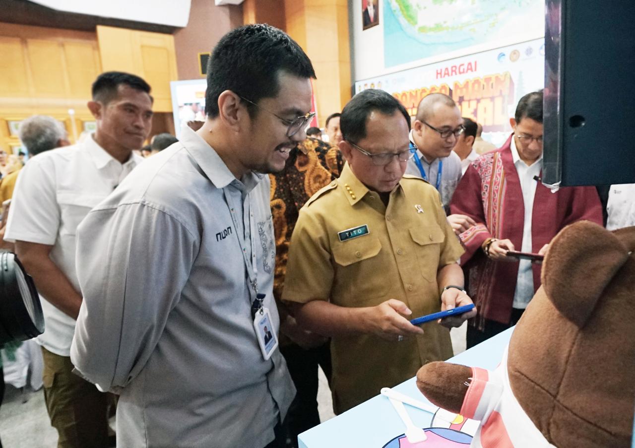 Menteri Pariwisata dan Ekonomi Kreatif/Kepala Badan Pariwisata dan Ekonomi Kreatif Sandiaga Uno dan CEO Nuon Aris Sudewo dalam acara Main Bareng (MaBar) permainan lokal yang berlangsung pada Senin (7/10/2024). Foto: Telkom Indonesia