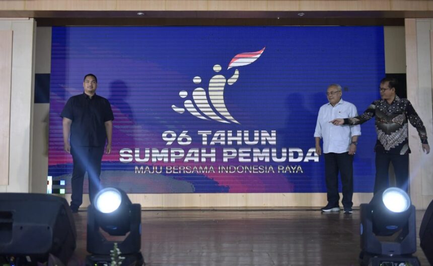 Mensukseskan  Hari Sumpah Pemuda (HSP) yang akan digelar di Taman Mini Indonesia Indah (TMII) 28 Oktober 2024, Menpora Dito Ariotedjo bersama Pemuda Olahraga Bersatu (POB) meluncurkan logo HSP di Wisma Graha Kemenpora, Senayan, Jakarta.