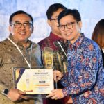 VP Corporate Communication Telkom Andri Herawan Sasoko menerima penghargaan pada ajang Anugerah Media Humas (AMH) 2024 yang diselenggarakan oleh Kementerian Komunikasi dan Informatika RI pada Kamis (10/10/2024). Foto: Telkom Indonesia