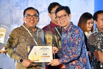 VP Corporate Communication Telkom Andri Herawan Sasoko menerima penghargaan pada ajang Anugerah Media Humas (AMH) 2024 yang diselenggarakan oleh Kementerian Komunikasi dan Informatika RI pada Kamis (10/10/2024). Foto: Telkom Indonesia