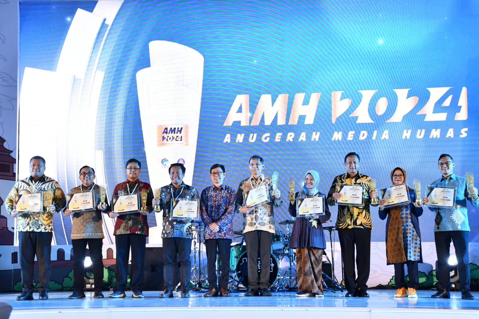 Penyerahan penghargaan pada ajang Anugerah Media Humas (AMH) 2024. Foto: Telkom Indonesia