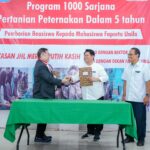 Jerry Hermawan Lo, pendiri Yayasan JHL Merah Putih Kasih (JHL Foundation) saat berpidato di depan Wakil Rektor dan Dekan serta mahasiswa di Aula Fakultas Pertanian Unila, Bandar Lampung, Rabu (9/10/2024) lalu. Foto: Dok JHL Merah Putih