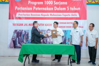 Jerry Hermawan Lo, pendiri Yayasan JHL Merah Putih Kasih (JHL Foundation) saat berpidato di depan Wakil Rektor dan Dekan serta mahasiswa di Aula Fakultas Pertanian Unila, Bandar Lampung, Rabu (9/10/2024) lalu. Foto: Dok JHL Merah Putih