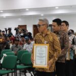 Manajer Energy Management System and Sustainibility Bogasari, Yoga Nirmolo mewakili Manajemen Bogasari dan perwakilan peraih penghargaan lainnya saat menerima penghargaan 'Pengelola Sampah di Kawasan dan Perusahaan Terbaik Tingkat Provinsi DKI Jakarta Tahun 2024' dalam acara Apresiasi Masyarakat Peduli Lingkungan (AMPL) 2024 di Gedung PKK Melati Jaya, Ragunan, Jakarta, Selasa (8/10/2024). Foto: Ist