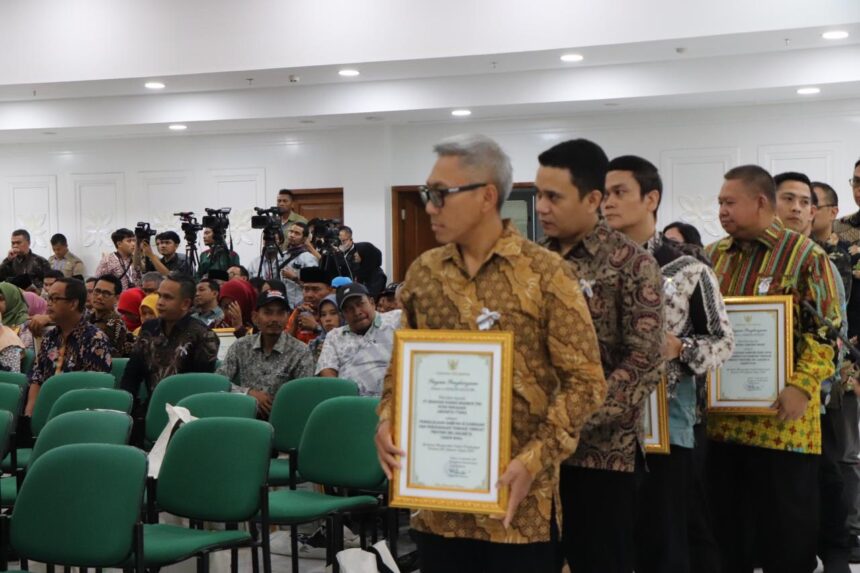 Manajer Energy Management System and Sustainibility Bogasari, Yoga Nirmolo mewakili Manajemen Bogasari dan perwakilan peraih penghargaan lainnya saat menerima penghargaan 'Pengelola Sampah di Kawasan dan Perusahaan Terbaik Tingkat Provinsi DKI Jakarta Tahun 2024' dalam acara Apresiasi Masyarakat Peduli Lingkungan (AMPL) 2024 di Gedung PKK Melati Jaya, Ragunan, Jakarta, Selasa (8/10/2024). Foto: Ist