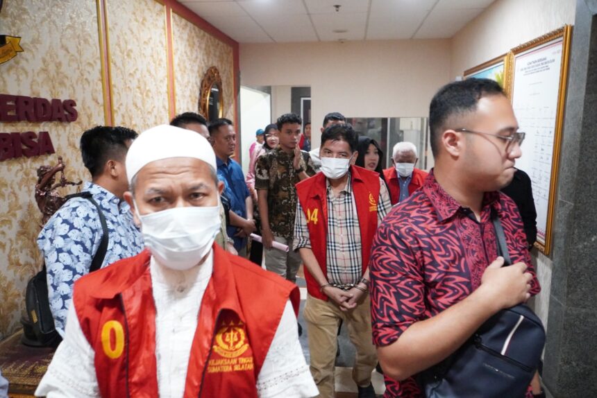 Penyidik Kejati Sumsel saat melimpahkan enam tersangka korupsi Izin Pertambangan Batubara PT Andalas Bara Sejahtera ke Tahap II. Foto: Seksi Penkum Kejati Sumsel