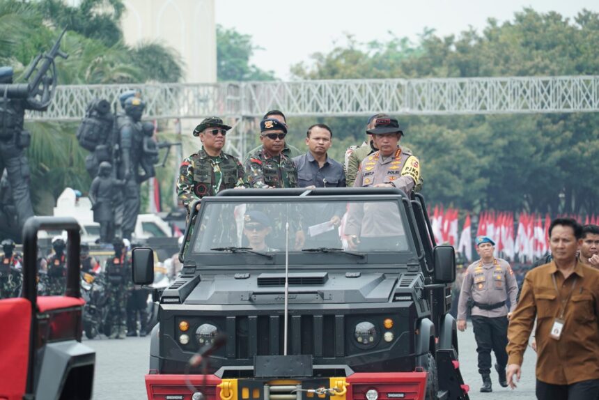 Kapolri Jenderal Listyo Sigit Prabowo mengecek gladi bersih apel gelar pasukan dalam rangka Operasi Mantap Brata 2024 pengamanan pelantikan Prabowo Subianto dan Gibran Rakabuming Raka sebagai Presiden dan Wakil Presiden RI. Foto: Humas Polri