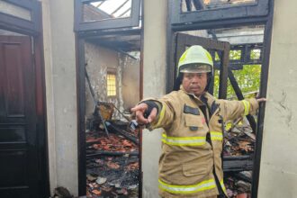 Sejumlah petugas Damkar berhasil memadamkan amuk api di rumah dua lantai di Jalan Cimpedak V, Kelurahan Cipinang Cempedak, Kecamatan Jatinegara, Jakarta Timur, Sabtu (12/10/2024) pukul 15.35 WIB. Foto: Ist