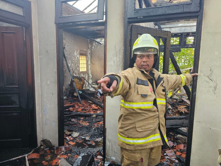 Sejumlah petugas Damkar berhasil memadamkan amuk api di rumah dua lantai di Jalan Cimpedak V, Kelurahan Cipinang Cempedak, Kecamatan Jatinegara, Jakarta Timur, Sabtu (12/10/2024) pukul 15.35 WIB. Foto: Ist