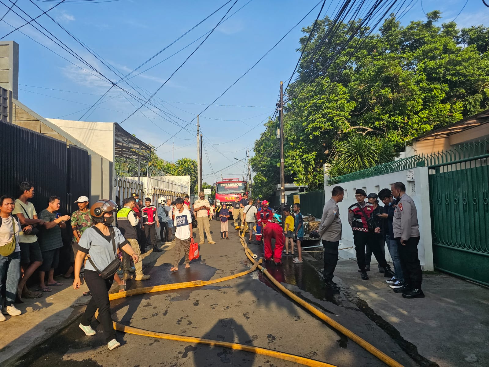 Sejumlah petugas Damkar berhasil memadamkan amuk api di rumah dua lantai di Jalan Cimpedak V, Kelurahan Cipinang Cempedak, Kecamatan Jatinegara, Jakarta Timur, Sabtu (12/10/2024) pukul 15.35 WIB. Foto: Ist