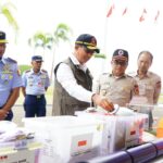 Kepala Badan Nasional Penanggulangan Bencana (BNPB), Letjen TNI Suharyanto dan jajaran saat mengecek sekaligus melepas bantuan kemanusiaan Pemerintah Indonesia untuk negara sahabat dari Base Ops Lanud Halim Perdanakusuma, Jakarta pada Senin (14/10/2024) lalu. Foto: Ist