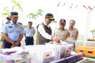 Kepala Badan Nasional Penanggulangan Bencana (BNPB), Letjen TNI Suharyanto dan jajaran saat mengecek sekaligus melepas bantuan kemanusiaan Pemerintah Indonesia untuk negara sahabat dari Base Ops Lanud Halim Perdanakusuma, Jakarta pada Senin (14/10/2024) lalu. Foto: Ist