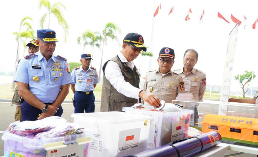 Kepala Badan Nasional Penanggulangan Bencana (BNPB), Letjen TNI Suharyanto dan jajaran saat mengecek sekaligus melepas bantuan kemanusiaan Pemerintah Indonesia untuk negara sahabat dari Base Ops Lanud Halim Perdanakusuma, Jakarta pada Senin (14/10/2024) lalu. Foto: Ist