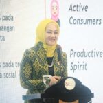 Friderica Widyasari Dewi dalam sambutannya menyampaikan bahwa pondok pesantren memiliki peran yang besar dalam pengembangan ekonomi syariah dan menjadi salah satu sasaran prioritas literasi dan inklusi keuangan yang tertuang dalam Peta Jalan Pengawasan Perilaku Pelaku Usaha Jasa Keuangan, Edukasi, dan Pelindungan Konsumen 2023 – 2027.