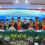 Kepala Biro Umum Sekretariat Jenderal Kementerian Agama, Dr. Fesal Musaad lulus dengan Indeks Prestasi Kumulatif (IPDN) 3,80 predikat cumlaude Sekolah Pasca Sarjana Institut Pemerintahan Dalam Negeri (IPDN), Selasa (15/10/2024). Promotor dalam sidang disertasi yakni Prof. Bahrullah Akbar, Prof. Mansyur Achmad dan Dr. Rizari. Foto: Ist