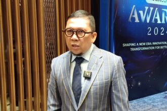 Anggota DPR RI fraksi Partai Golkar, Ahmad Doli Kurnia Tandjung saat meraih penghargaan Tokoh Transformasi Politik dan Demokrasi di hotel di kawasan Kuningan, Setiabudi, Jakarta Selatan, Kamis (18/10/2024) malam. Foto: Joesvicar Iqbal/ipol.id