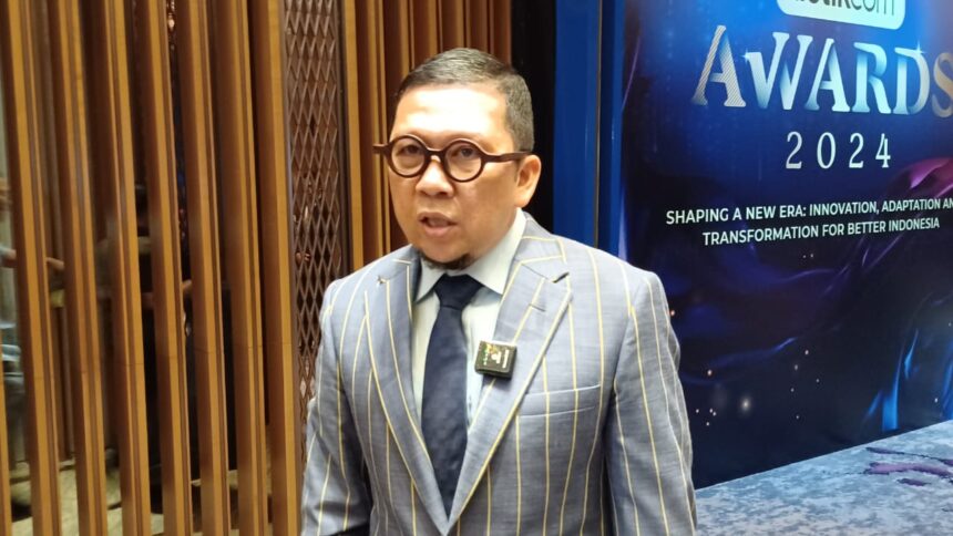 Anggota DPR RI fraksi Partai Golkar, Ahmad Doli Kurnia Tandjung saat meraih penghargaan Tokoh Transformasi Politik dan Demokrasi di hotel di kawasan Kuningan, Setiabudi, Jakarta Selatan, Kamis (18/10/2024) malam. Foto: Joesvicar Iqbal/ipol.id