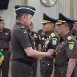 Jaksa Agung ST Burhanuddin saat melantik Patris Yusrian Jaya sebagai Kepala Kejaksaan Tinggi Daerah Khusus Jakarta di Gedung Utama Kejaksaan Agung RI, Kebayoran Baru, Jakarta Selatan, Jumat (18/10/2024). Foto: Puspenkum Kejaksaan Agung