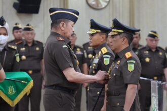 Jaksa Agung ST Burhanuddin saat melantik Patris Yusrian Jaya sebagai Kepala Kejaksaan Tinggi Daerah Khusus Jakarta di Gedung Utama Kejaksaan Agung RI, Kebayoran Baru, Jakarta Selatan, Jumat (18/10/2024). Foto: Puspenkum Kejaksaan Agung