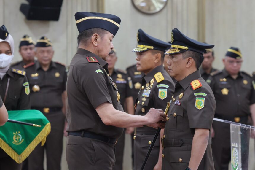 Jaksa Agung ST Burhanuddin saat melantik Patris Yusrian Jaya sebagai Kepala Kejaksaan Tinggi Daerah Khusus Jakarta di Gedung Utama Kejaksaan Agung RI, Kebayoran Baru, Jakarta Selatan, Jumat (18/10/2024). Foto: Puspenkum Kejaksaan Agung