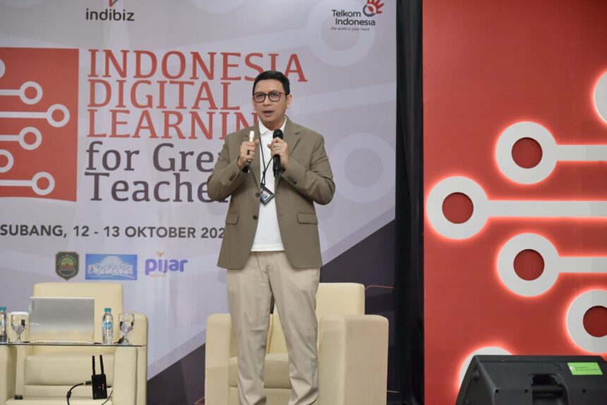 EVP Telkom Regional II E. Kurniawan dalam acara “Indonesia Digital Learning for Great Teacher” yang berlangsung pada 12-13 Oktober 2024, di Gedung Serbaguna Mulia Kabupaten Subang. Foto: Telkom Indonesia