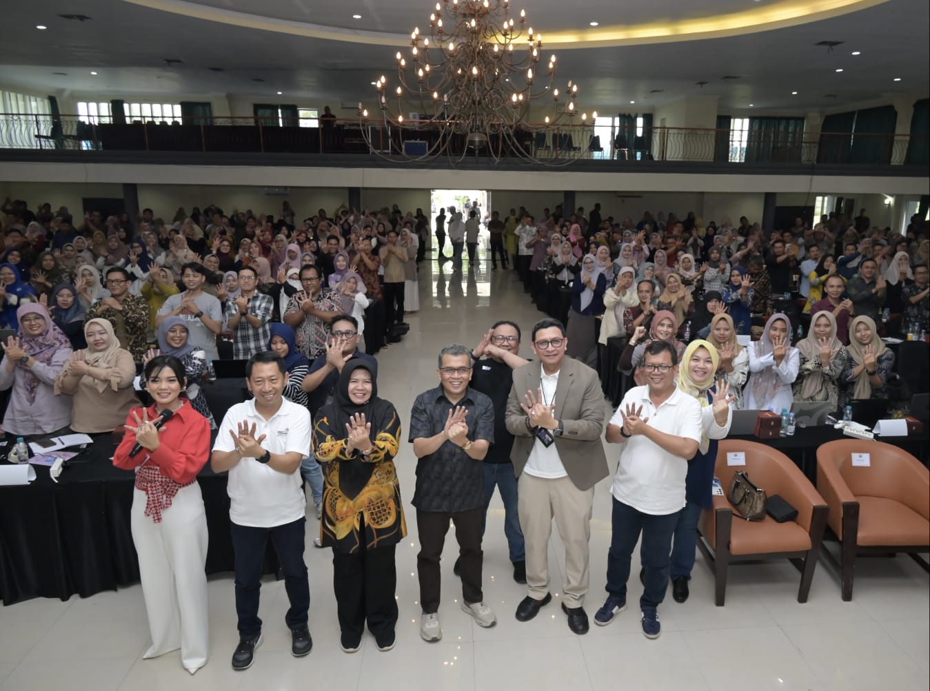 (Kiri ke Kanan) Senior General Manager Social Responsibility Center Telkom Hery Susanto, Kepala Dinas Pendidikan dan Kebudayaan Kabupaten Subang Dra. Nunung Suryani, M.Si, Pengamat Kebijakan Publik dan pakar pendidikan Prof. Dr. Karim Suryadi, M.Si, EVP Telkom Regional II E. Kurniawan, dan GM Witel Bekasi Karawang Hari Purwanto dalam acara “Indonesia Digital Learning for Great Teacher” yang berlangsung pada 12-13 Oktober 2024, di Gedung Serbaguna Mulia Kabupaten Subang. Foto: Telkom Indonesia