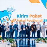 Peluncuran fitur terbaru di aplikasi BRImo, “Kirim Barang” yang bekerjasama dengan PT Pos Indonesia, dihadiri oleh Staf Ahli Bidang Keuangan dan Pengembangan UMKM Kementerian BUMN Loto Srinaita Ginting, Direktur Retail Funding & Distribution BRI Andrijanto dan Direktur Bisnis Kurir dan Logistik , Tonggo Marbun di Jakarta, Jumat (18/10/2024). Foto: Dok BRI