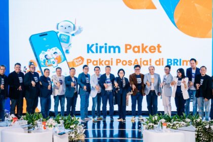 Peluncuran fitur terbaru di aplikasi BRImo, “Kirim Barang” yang bekerjasama dengan PT Pos Indonesia, dihadiri oleh Staf Ahli Bidang Keuangan dan Pengembangan UMKM Kementerian BUMN Loto Srinaita Ginting, Direktur Retail Funding & Distribution BRI Andrijanto dan Direktur Bisnis Kurir dan Logistik , Tonggo Marbun di Jakarta, Jumat (18/10/2024). Foto: Dok BRI