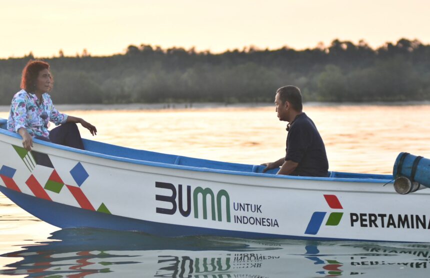 Kegiatan penyerahan bantuan kapal untuk nelayan di Kabupaten Natuna yang merupakan bagian dari Program Tanggung Jawab Sosial dan Lingkungan Pertamina, turut dihadiri Susi Pudjiastuti yang merupakan Pendiri dan CEO Pandu Laut Nusantara. Foto: Dok Pertamina