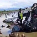 Pesawat SAM Air yang jatuh di sekitaran Bandara Panua Pohuwato Gorontalo pada Minggu (20/10/2024). Foto: IG, @mygigsmedia (tangkap layar)