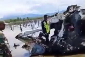 Pesawat SAM Air yang jatuh di sekitaran Bandara Panua Pohuwato Gorontalo pada Minggu (20/10/2024). Foto: IG, @mygigsmedia (tangkap layar)